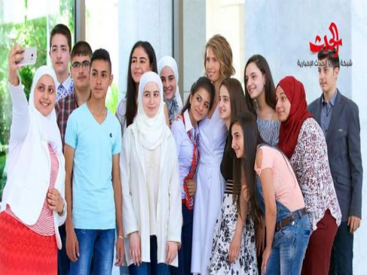 السيدة أسماءالأسد تستقبل التلاميذ الأوائل في شهادة التعليم الأساسي برفقة عائلاتهم