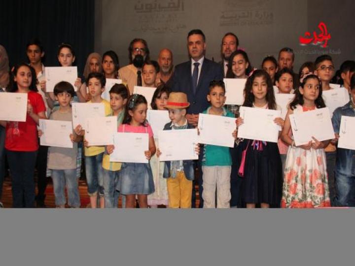 الوزير الوز يفتتح معرض ألوان وأفكار من أجل السلام لسورية