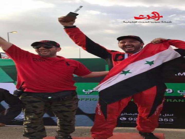 بالصور... العلم السوري يرفع في السعودية!