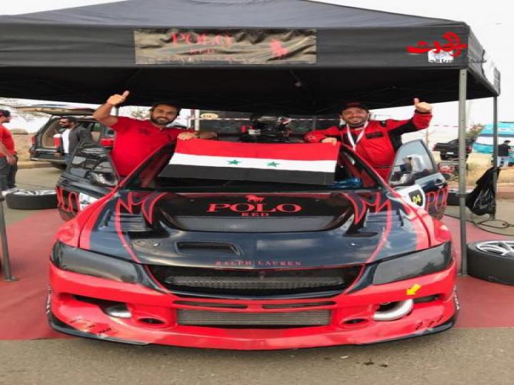 بالصور... العلم السوري يرفع في السعودية!