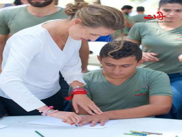 السيدة أسماء الأسد في زيارة لمخيم في صلنفة وشاركت أبناء وبنات الشهداء يومهم.. 