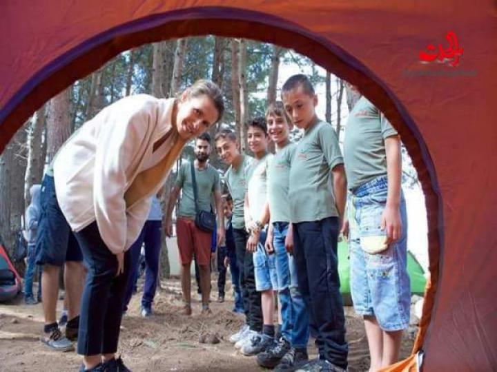 السيدة أسماء الأسد في زيارة لمخيم في صلنفة وشاركت أبناء وبنات الشهداء يومهم.. 