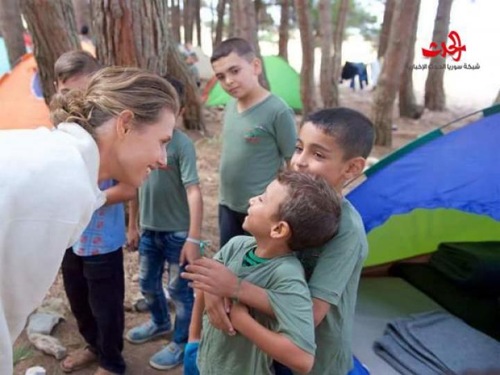 السيدة أسماء الأسد في زيارة لمخيم في صلنفة وشاركت أبناء وبنات الشهداء يومهم.. 