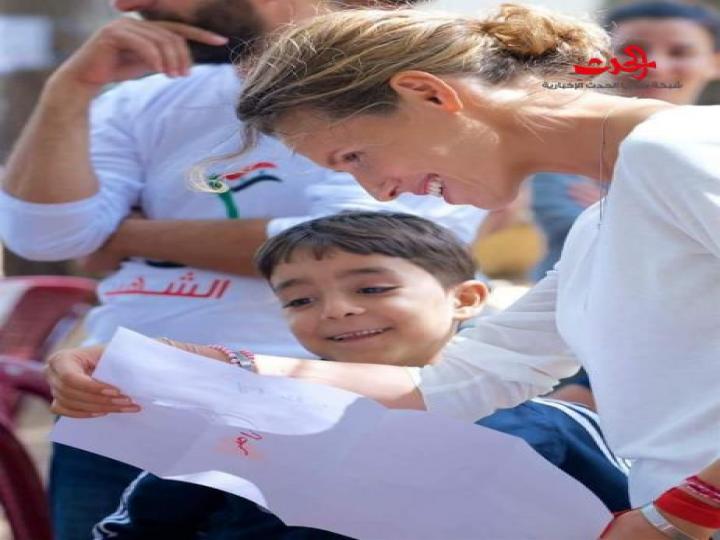 السيدة أسماء الأسد في زيارة لمخيم في صلنفة وشاركت أبناء وبنات الشهداء يومهم.. 