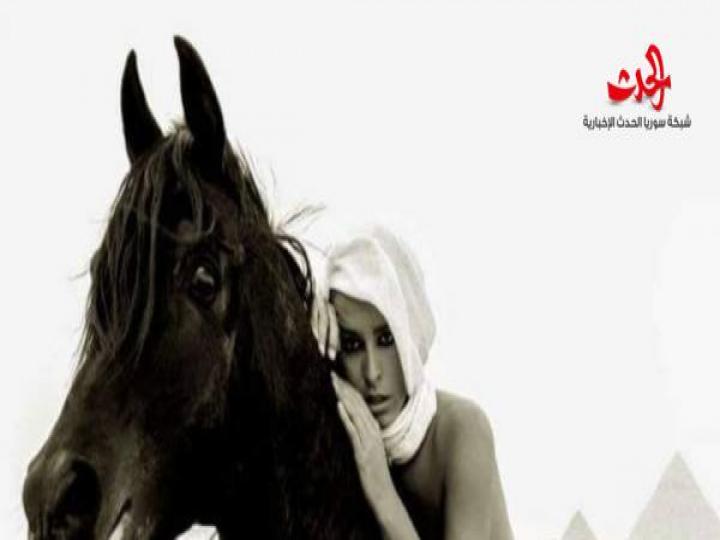 بالصور.. جلسة تصوير لسائحة بلجيكية عارية تسبب ضجة كبيرة في مصر!