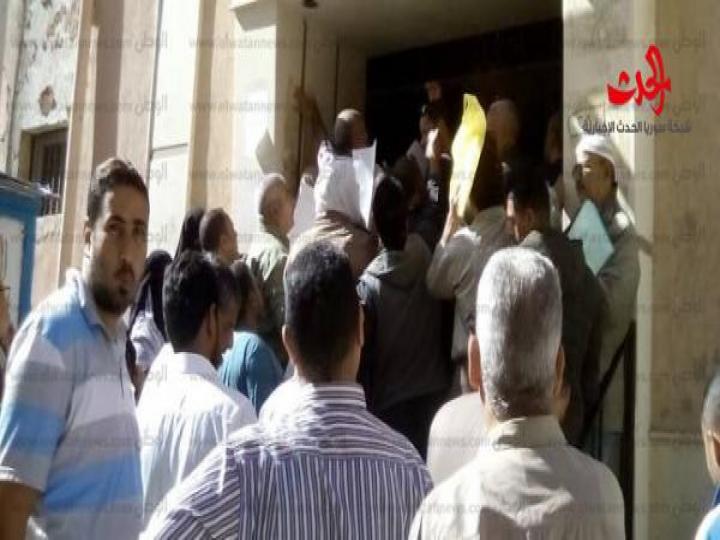 طوابير المواطنين أمام «النافذة الواحدة وروتين الدوائر» وجهان لعملة واحدة