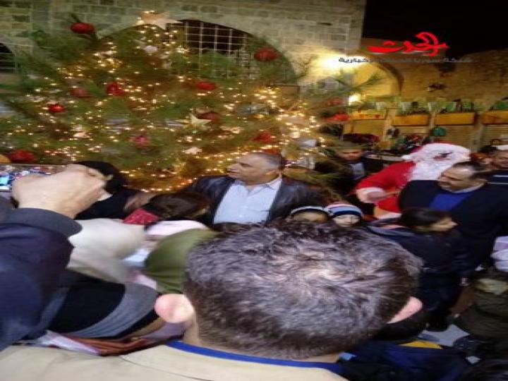             شجرة الميلاد تضاء في مدخل السوق المسقوف في حمص 