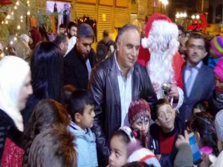             شجرة الميلاد تضاء في مدخل السوق المسقوف في حمص 