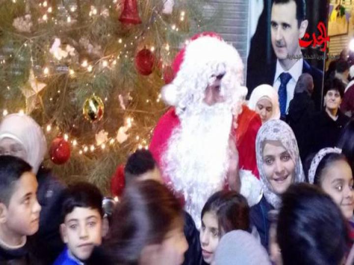             شجرة الميلاد تضاء في مدخل السوق المسقوف في حمص 