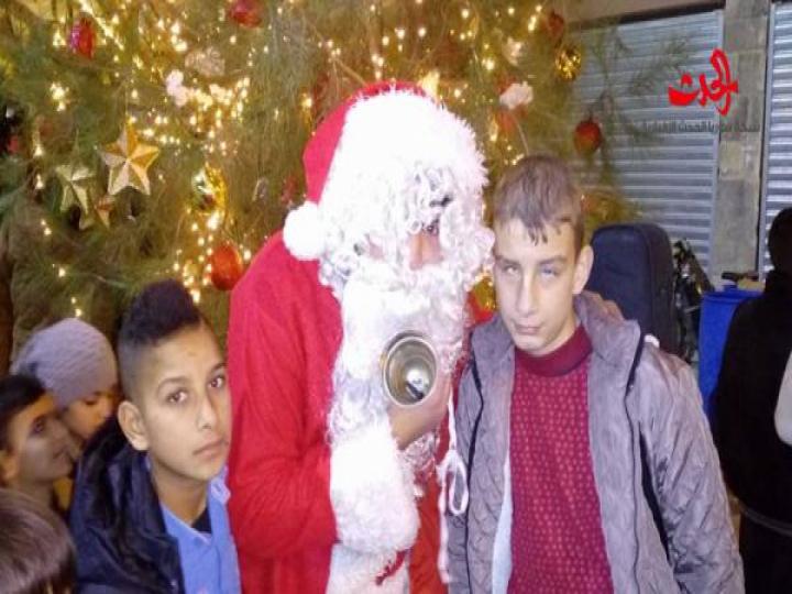             شجرة الميلاد تضاء في مدخل السوق المسقوف في حمص 