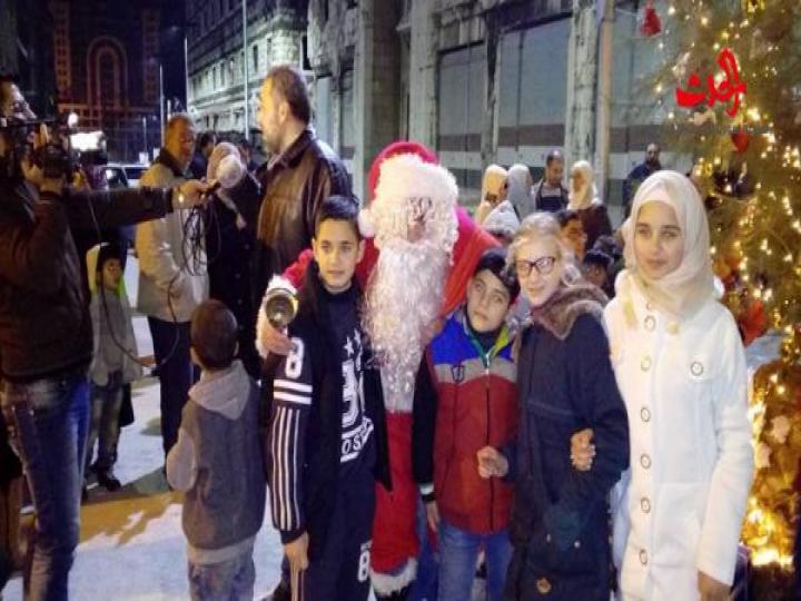             شجرة الميلاد تضاء في مدخل السوق المسقوف في حمص 