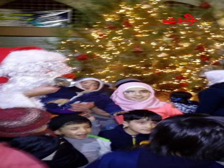             شجرة الميلاد تضاء في مدخل السوق المسقوف في حمص 
