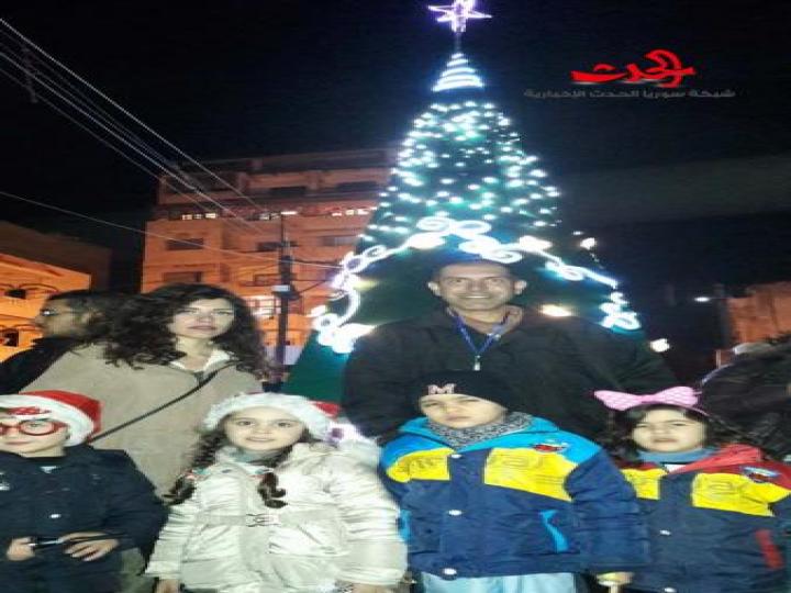            إضاءة شجرة الميلاد في ساحة الملجأ في حي الحميدية في حمص 