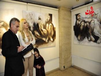 في معرض تشكيلي جماعي بصالة السيد تسود المرأة وألوان الزيتي والأكريليك 