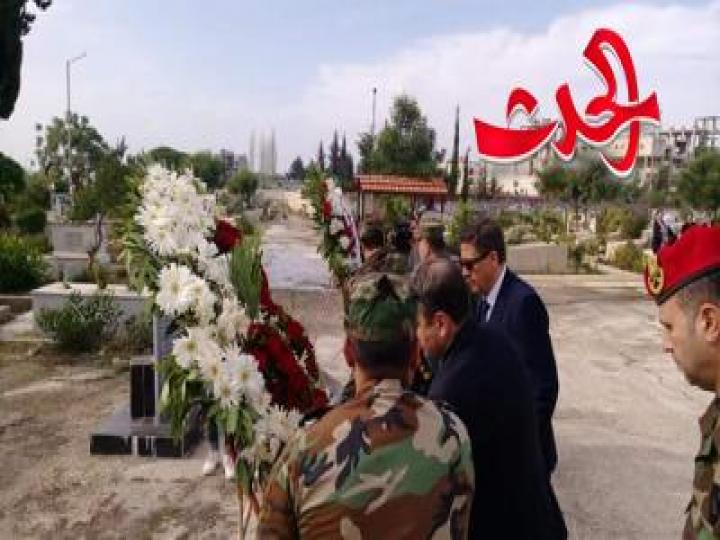 وضع اكاليل الزهور في مقبرة الشهداء في اللاذقية