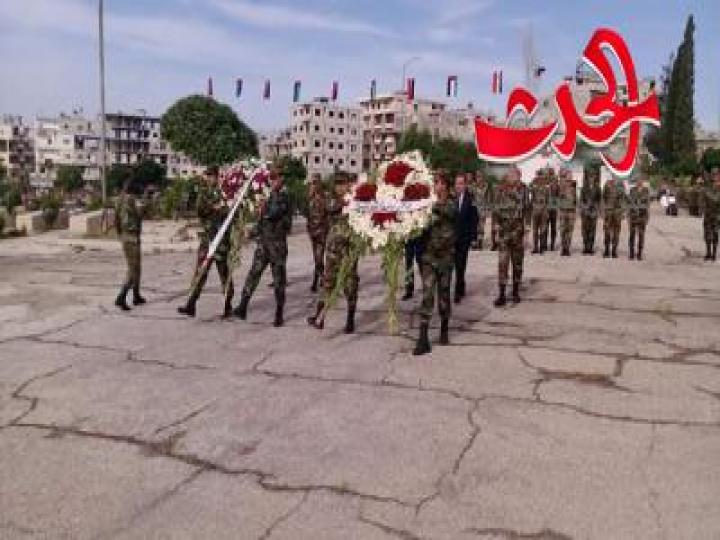 وضع اكاليل الزهور في مقبرة الشهداء في اللاذقية
