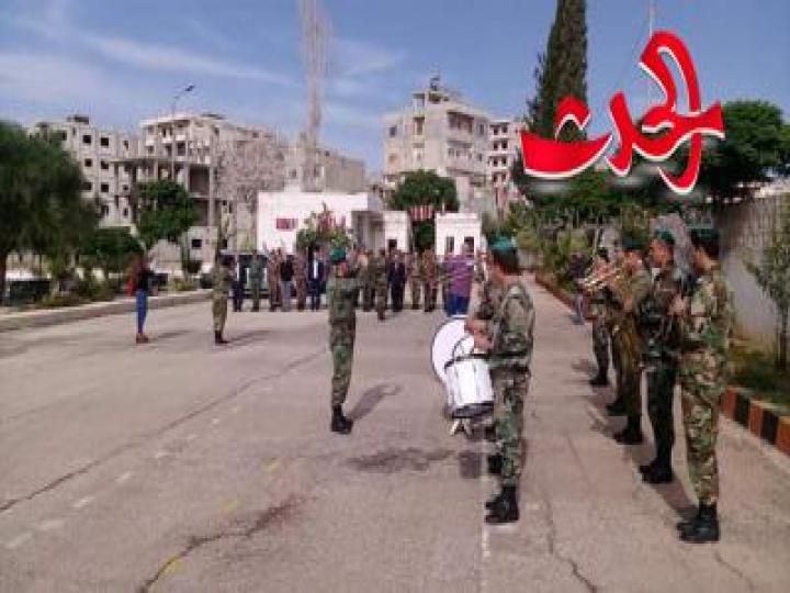 وضع اكاليل الزهور في مقبرة الشهداء في اللاذقية