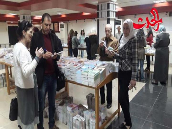 معرض الكتاب مستمر في المركز الثقافي في حمص 