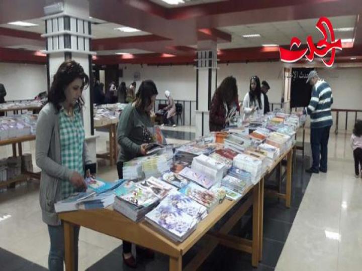 معرض الكتاب مستمر في المركز الثقافي في حمص 
