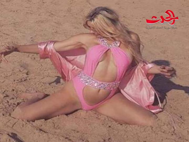 ميريام كلينك بالمايوه الزهري على شاطئ البحر .. صورة