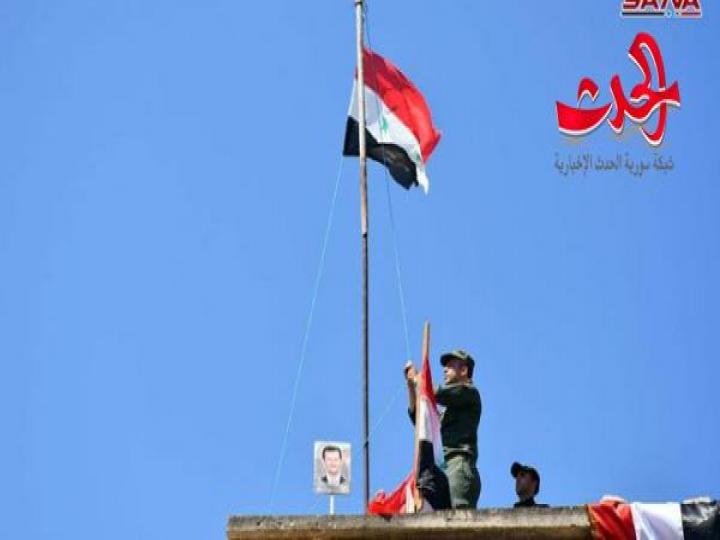 رفع العلم الوطني على أبنية ريف حماة بعد تأمينها من الإرهاب