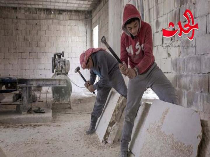 أطفال سوريون يمارسون أعمالاً قاسية في لبنان 