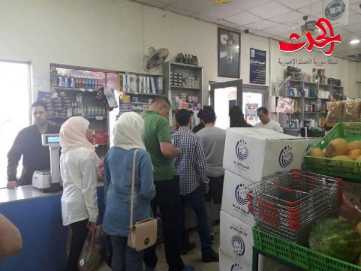 إقبال كثيف للمواطنين على منافذ البيع في السورية للتجارة