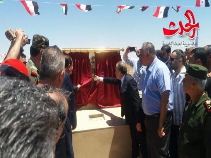 بتكلفة 16 مليار رئيس الحكومة  يضع حجر الاساس لمشروع إنشاء سكة حديدية من مقالع حسياء الى باقي المحافظات