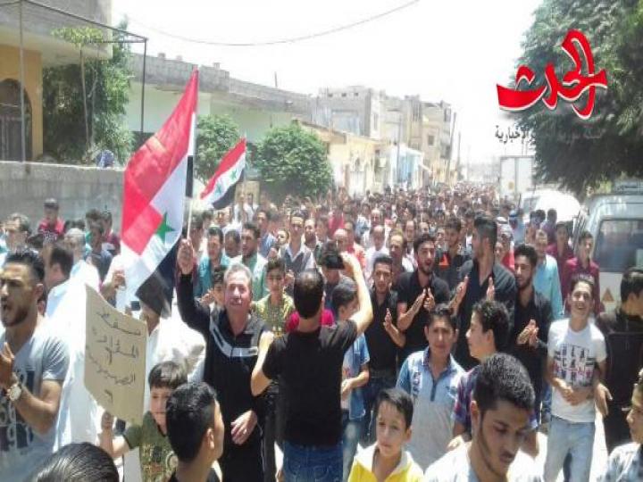 الصنمين تخرج شيباً وشباباً دعماً للجيش وتأييداً للمصالحات الوطنية