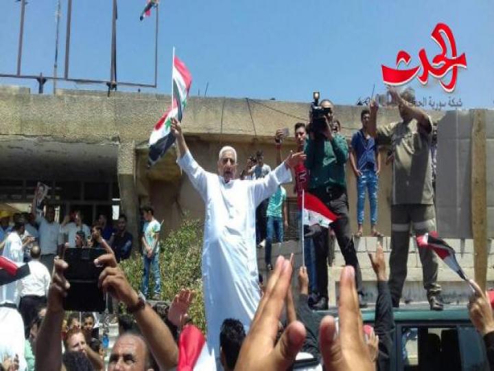 الصنمين تخرج شيباً وشباباً دعماً للجيش وتأييداً للمصالحات الوطنية