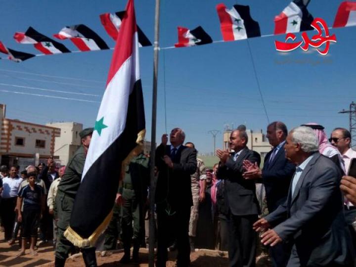 محافظ درعا يرفع العلم الوطني في الساحة الرئيسية ببلدة نصيب 