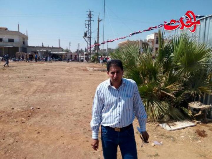 محافظ درعا يرفع العلم الوطني في الساحة الرئيسية ببلدة نصيب 