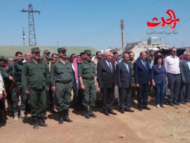 محافظ درعا يرفع العلم الوطني في الساحة الرئيسية ببلدة نصيب 