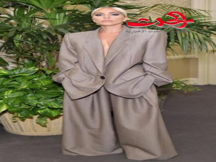 ليدي غاغا تستعرض خاتم خطوبتها الوردي