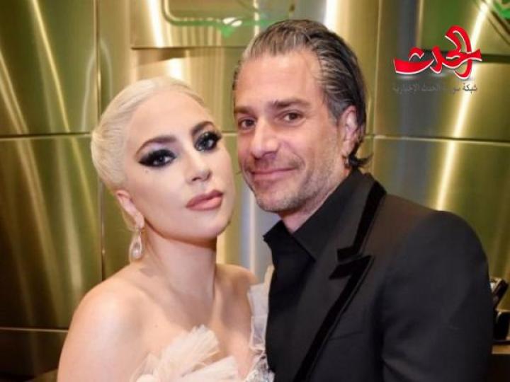 ليدي غاغا تستعرض خاتم خطوبتها الوردي