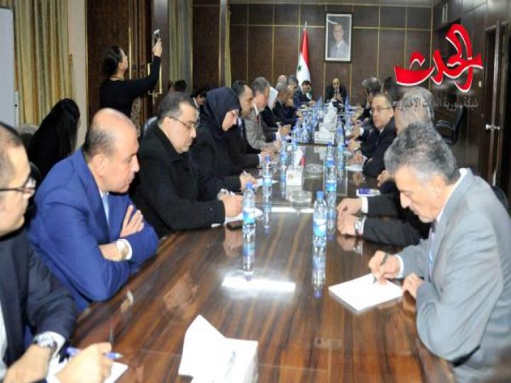 برئاسة خميس اجتماع المصارف: تحريك أسعار الفوائد على القطع الأجنبي وتسهيل الايداع والسحب