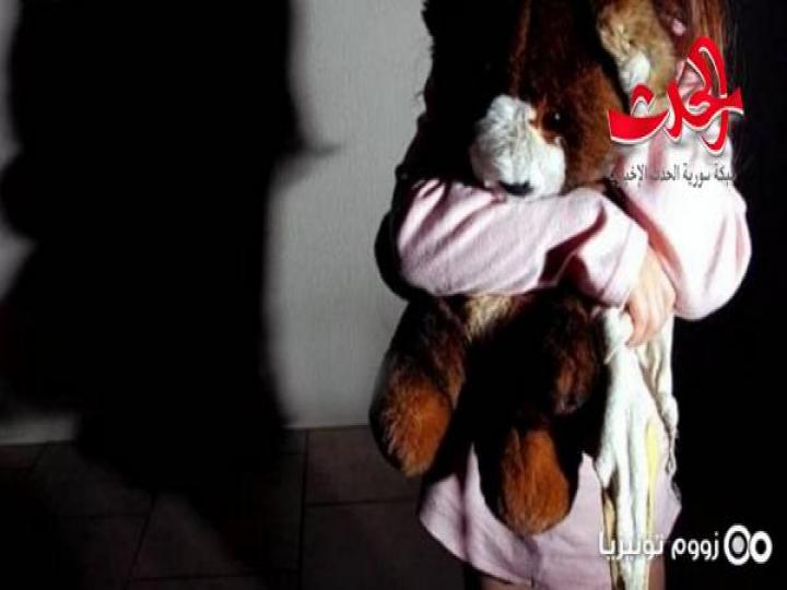 جريمة بشعة..أب يتحرش بابنته ويحاول ممارسة الجنس معها قسرا..والأبنة تصور ما جرى وتدَعي عليه