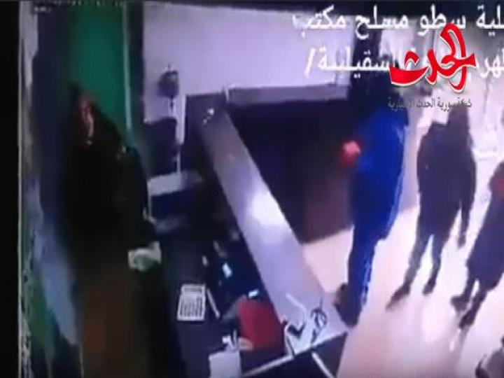 سطو مسلح وسط النهارعلى مكتب الهرم للحولات المالية..فيديو