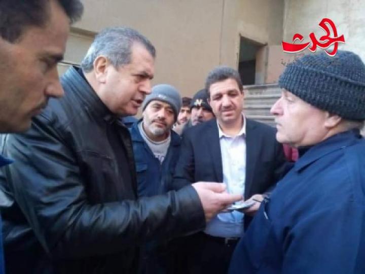 بعيداً عن الأضواء.. الوزير النداف بمفرده في السورية للتجارة في القصاع..!!