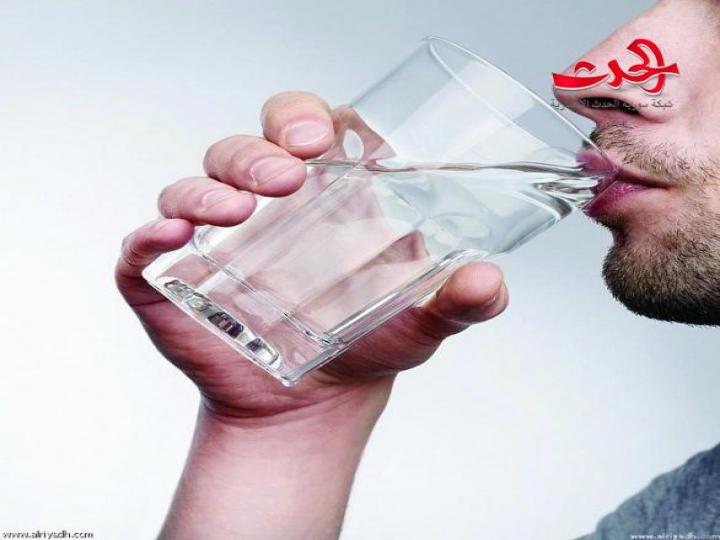 دراسات جديدة تحذر من شرب الماء بكثرة في السحور أو بعد الإفطار مباشرة
