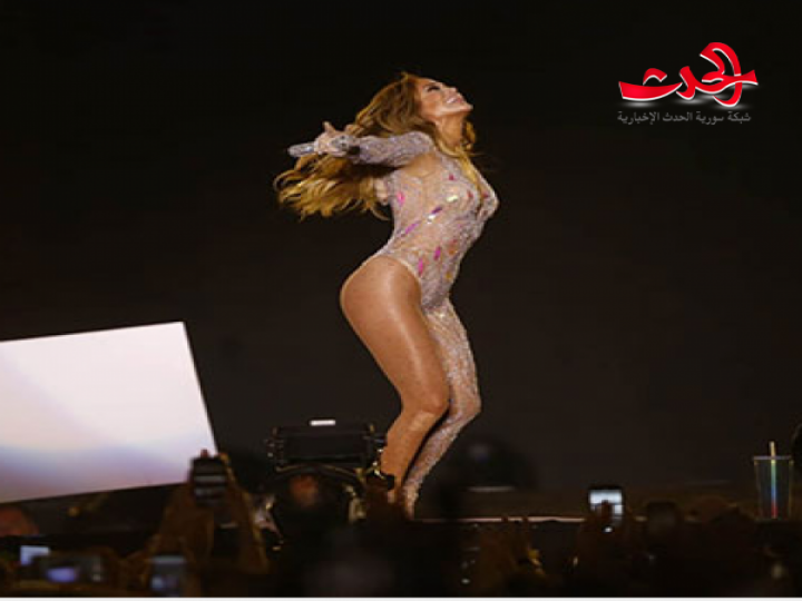 ملابس جينيفر لوبيز الفاضحة تسبب ببلاغ للنائب العام في مصر 