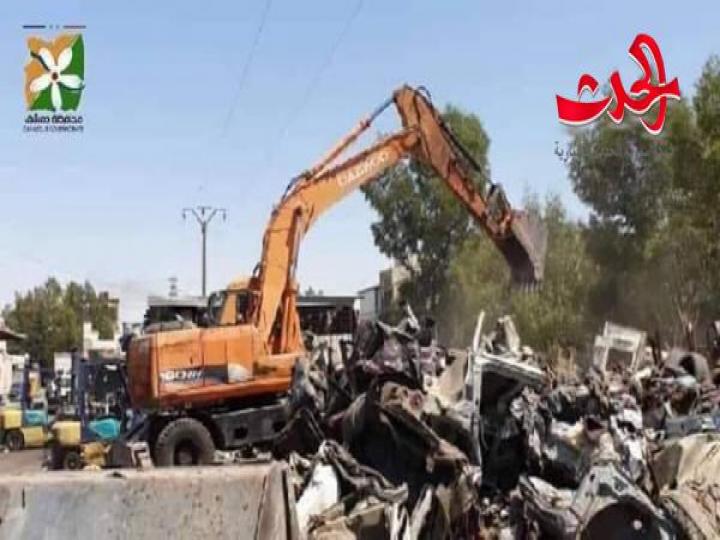 ترحيل السيارات المركونة في أحياء دمشق إلى مرآب الحجز 