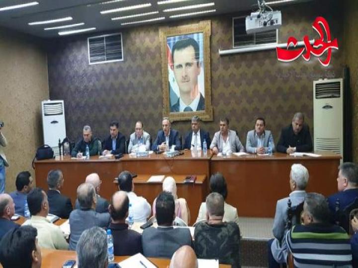 محافظ ريف دمشق يلتقي رؤساء المجالس المحلية و يؤكد على الالتزام بتطبيق الأنظمة و القوانين