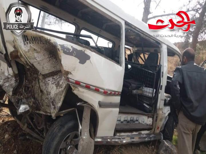 تصادم سيارة سائحة خاصة بمكرو باص على اتستراد دمشق درعا