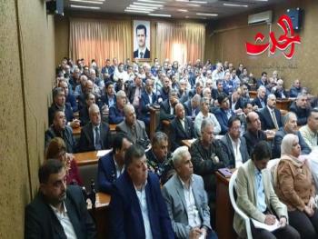 محافظ ريف دمشق يلتقي رؤساء المجالس المحلية و يؤكد على الالتزام بتطبيق الأنظمة و القوانين