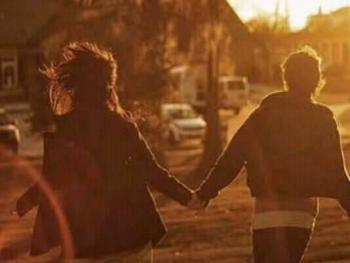 بشرى العبدالله يمسك بأصابعي