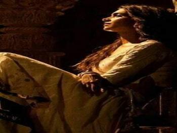 أنا حرف في دفتر الأمواج بقلم هدى محمد