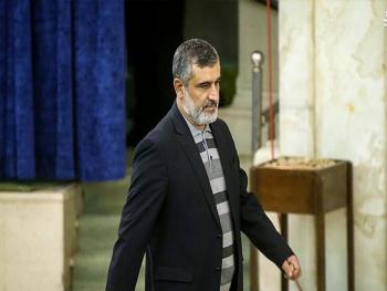 العميد حاجي زادة في أول ظهور له بعد أنباء استشهاده في سورية