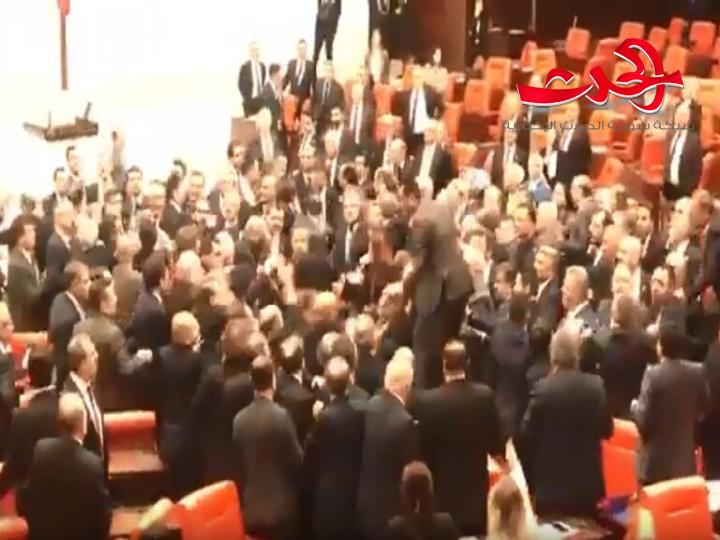 بالفيديو.. عراك باليدي في البرلمان التركي والسبب خلاف حول إدلب