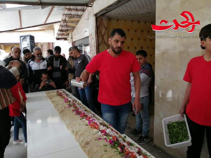 أكبر سندويشة فلافل  في درعا بطول 10 امتار